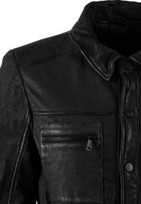 Giubbotto in pelle nera con colletto, dettagli testurizzati sulle spalle, accenti a coste e tasche con zip e bottone.