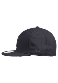 Cappellino da baseball nero con visiera piatta, pannelli cuciti, fori di ventilazione, un piccolo logo sul lato e un adesivo sulla visiera.
