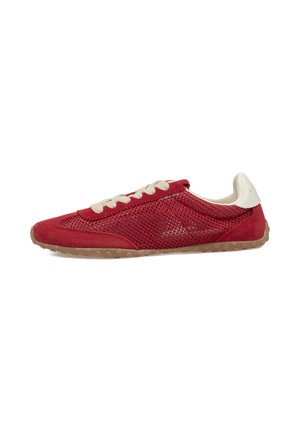 Zapatilla deportiva baja roja con cordones beige, laterales de malla, superposiciones de ante, lengüeta trasera blanca y suela de goma en fondo blanco.