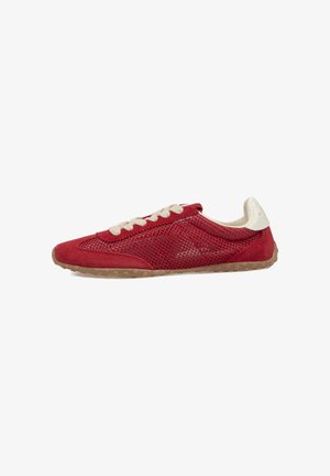 Zapatilla deportiva baja roja con cordones beige, laterales de malla, superposiciones de ante, lengüeta trasera blanca y suela de goma en fondo blanco.
