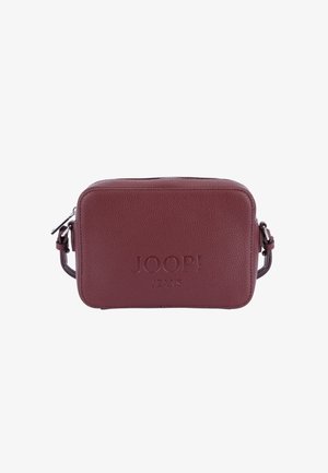 Burgundska usnjena torbica preko telesa z teksturirano površino, odtisnjenim logotipom "JOOP! JEANS", zadrgo in nastavljivim trakom. Pravokotne oblike.