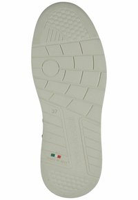 Suela de zapato de goma blanca con un patrón texturizado, que presenta estrías y agarres circulares. Marcada con "NeroGiardini" y "HECHO EN ITALIA". Talla 37.