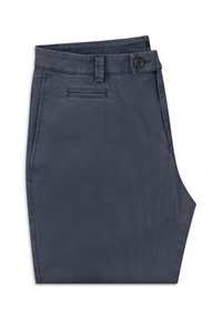 Pantalon homme gris foncé plié avec bouton et passants de ceinture, doté de poches passepoilées latérales et arrière.