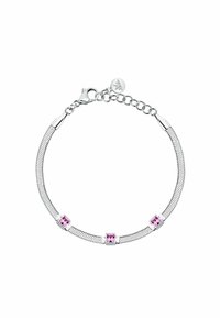 Bracciale in argento con un design a rete flessibile e tre cristalli quadrati rosa come accenti. Include una chiusura tipo gancio e una catena di estensione.