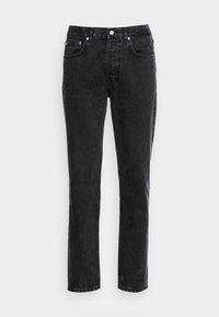 Jeans de mezclilla negra con un diseño de pierna recta, estilo de cinco bolsillos, cierre de cremallera y un clásico botón de cierre. Textura ligeramente desgastada.