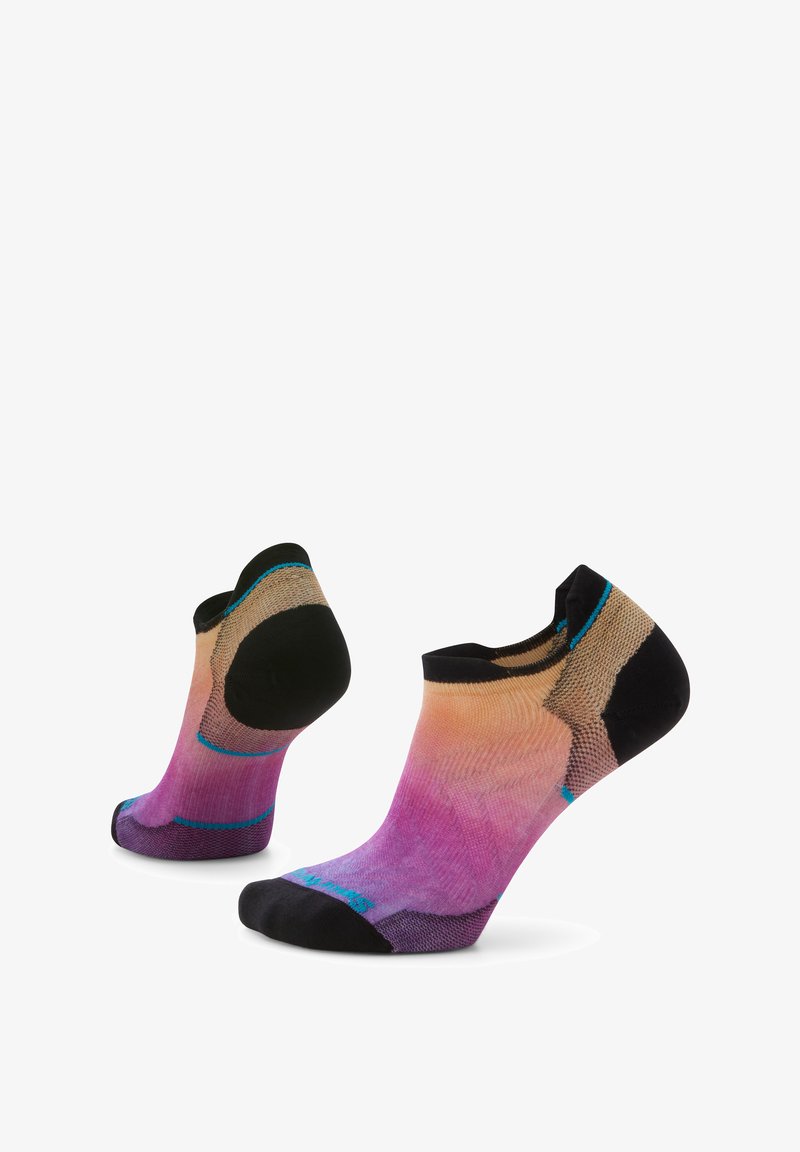 Bunte Knöchelsocken mit einem Farbverlauf in lila, pink und orange Tönen. Schwarze Fersen- und Zehenabschnitte mit blauen Akzentnähten.