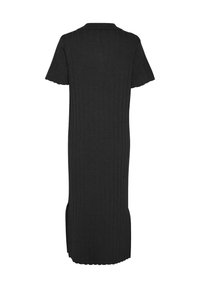 Stickad svart klänning med korta ärmar, ribbat mönster, krage, sidoflikar och en åtsittande silhuett.