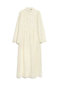 Dlhé krémové šaty s dlhými rukávmi, vysokým golierom a nariaseným pásom. Majú textúrovaný vzor z kovových tvarov po celej ploche.