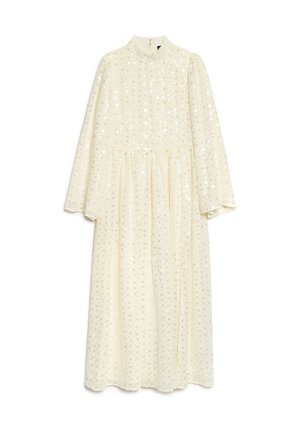 Lang, cremefarvet kjole med lange ærmer, høj halsudskæring og en indsnævret talje. Den har et tekstureret mønster af metalliske former over hele kjolen.