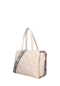 Borsa tote trapuntata beige con due manici superiori, dotata di tracolla staccabile con scritta "CUSTO". Texture liscia e design minimalista.