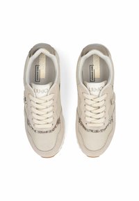 Beige Sneaker mit Obermaterial aus Mesh, Wildlederakzenten und Glitzerdetails. Ausgestattet mit flachen Schnürsenkeln und einer gepolsterten Sohle. Logos auf der Zunge und der Seite.
