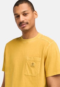 Timberland GARMENT DYE CHEST TEE - T-shirts basic - chai tea