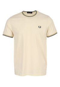 Cremefarbenes Baumwoll-T-Shirt mit rundem Ausschnitt, kontrastierendem schwarz-olivgrün gestreiftem Besatz an Kragen und Ärmeln sowie kleinem Logo auf der Brust.