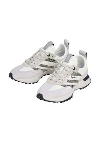 Sneaker bianche e grigie con tomaia in suede e mesh, dotate di tre strisce, chiusura con lacci e suola in gomma nera.