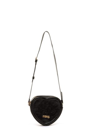 Bolso bandolera negro en forma de corazón con correa ajustable y logo dorado "mtng" en el frente sobre fondo blanco.