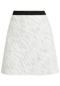 Jupe blanche avec une texture mouchetée, dotée d'une taille noire unie et d'une forme en A. Le tissu offre un aspect tissé.