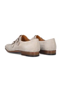 Lichtgrijze suède schoenen met een ronde neus, twee gespen en een houten hak met een zwarte rubberen zool. Zachte textuur, minimaal ontwerp.