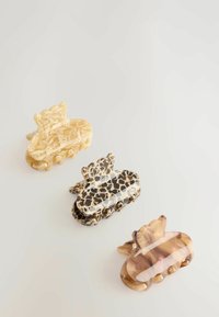 Plastové vlásenky v troch farbách: smotanová s mramorovaním, čierna s leopardím vzorom a priesvitná hnedá so žilkovaním, s krivkovým dizajnom.
