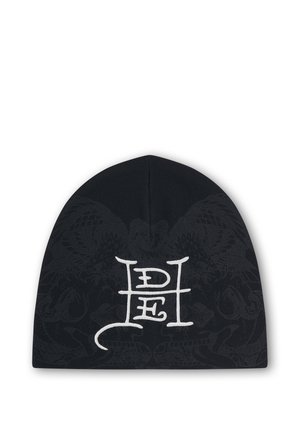 Berretto lavorato a maglia nero con un motivo scuro sottile e lettere stilizzate bianche ricamate "P," "E," e "H" al centro frontale.