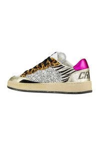 Sneaker low-top con stampa leopardata e zebra, pannello di glitter argento, lacci neri, suola beige e linguetta heel in metallo rosa con lettering "CR".