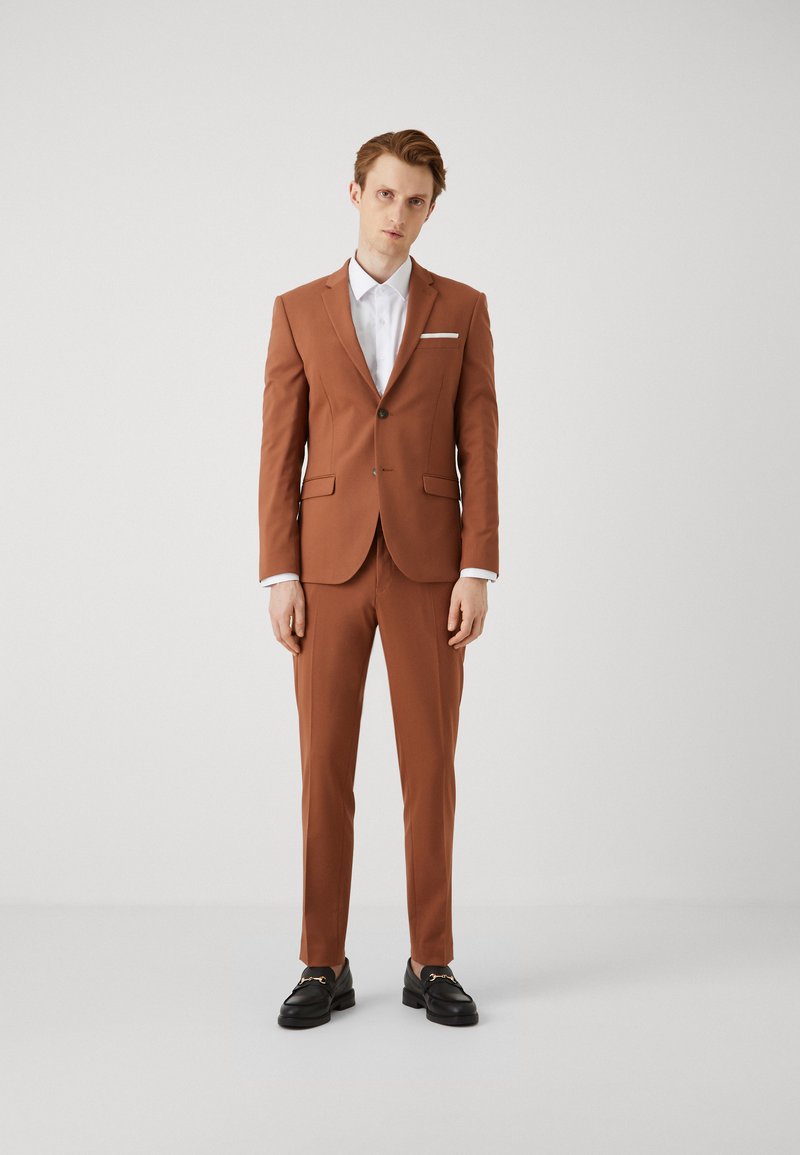 Isaac Dewhirst THE FASHION SUIT SET - Odijelo - dark caramel