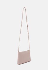 Borsa a tracolla in pelle rosa con forma rettangolare piatta, tracolla regolabile e hardware con zip in tono oro. Texture liscia, design minimale.