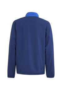 Marineblaue Jacke mit einer leichten, glatten Textur. Verfügt über einen kontrastierenden blauen Kragen und lange Ärmel, entworfen ohne Fronttaschen.