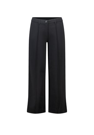 Zwarte pantalons met wijde pijpen gemaakt van een gladde stof, voorzien van een knoopsluiting en twee plooien aan de voorkant voor extra detail. Geen zichtbare zakken.