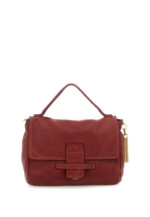 Piccola borsa a mano in pelle rosso scuro con manico superiore, chiusura a patta con dettaglio di cinturino cucito e tiralampo dorato sul lato.