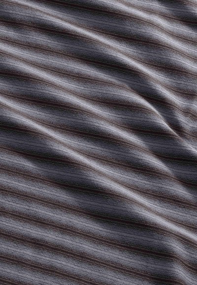 Gros plan d'un tissu froissé avec des rayures horizontales noires et grises créant un motif texturé.