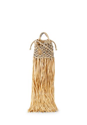 Borsa intrecciata in paglia con parte superiore intrecciata, chiusura con coulisse, manico corto e lunghe nappine pendenti che si estendono sotto la borsa.