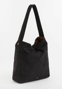 Sort ruskinds tote bag med en blød tekstur, bred skulderrem og indvendig leopardmønster. Har minimale detaljer i guldmetallet.