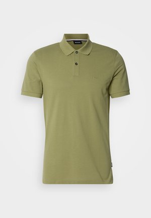 Tricou polo de culoare verde măsliniu, realizat din bumbac moale, cu guler clasic, plachetă cu două nasturi și broderie discretă a logo-ului pe piept.