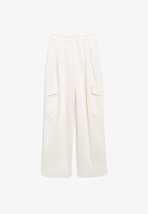 Calças cargo de perna larga em tecido de creme claro, apresentando dois bolsos laterais e dois bolsos frontais, textura suave com design plissado.
