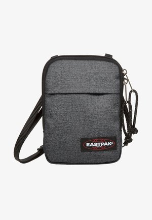 Grijze stoffen schoudertas met een ritssluiting, voorvak en logopatch. Voorzien van een afneembare schouderband en een gestructureerd oppervlak.