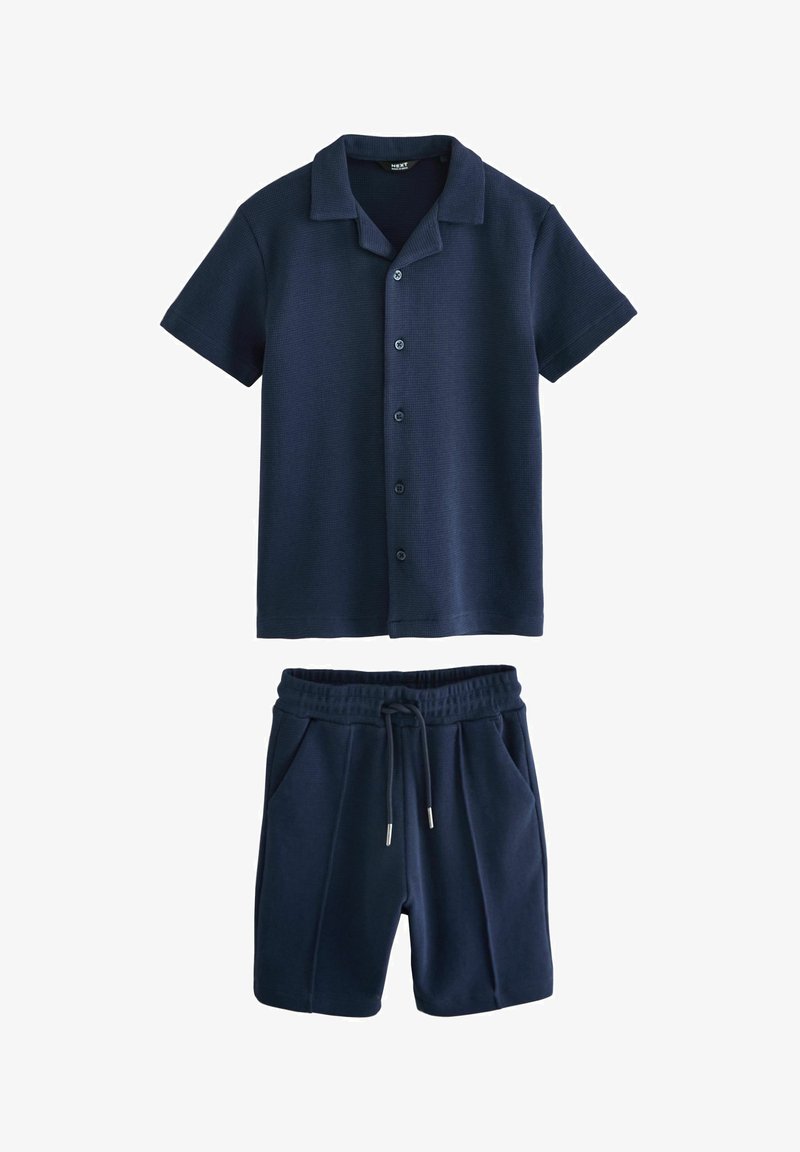 Marineblaues kurzärmeliges Hemd mit Knöpfen und passenden elastischen Shorts mit Kordelzug und Taschen.