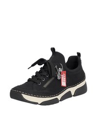 Baskets noires avec une surface texturée, dotées d'un laçage, d'une fermeture éclair sur le côté, d'une semelle couleur crème et de détails en étiquette rouge.