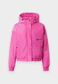Jachetă roz, căptușită, cu glugă, manșete elastice și talie ajustabilă cu șnur. Include nasturi cu cap și buzunare laterale. Logo text pe piept.