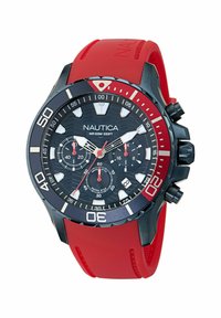 Reloj cronógrafo Nautica con un dial negro, acentos rojos y correa de goma. Presenta números grandes, tres subdiales y un bisel texturizado.