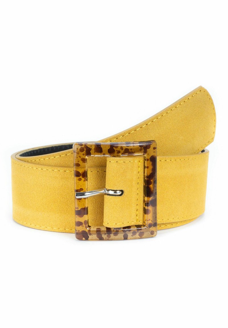 Geel suède riem met een vierkante gesp met schildpadmotief. Gladde textuur, geaccentueerde randen en zichtbare stikdetails.