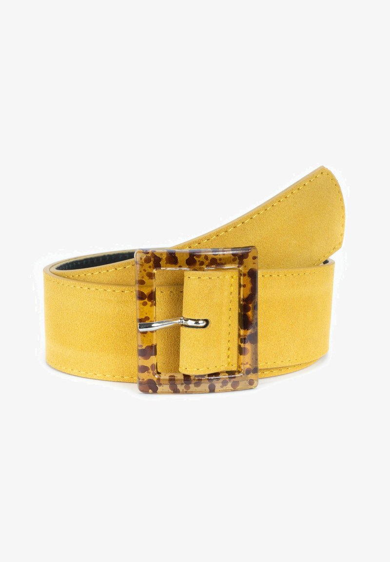 Geel suède riem met een vierkante gesp met schildpadmotief. Gladde textuur, geaccentueerde randen en zichtbare stikdetails.