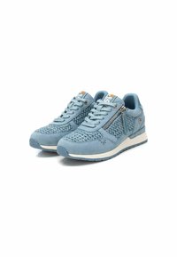 Zapatillas de deporte azul claro con parte superior texturizada, que presentan un cierre lateral con cremallera y un diseño de cordones. Realzadas con una suela blanca y un detalle de logo.