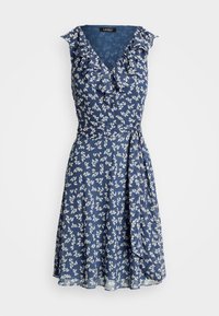 Blaues Blumen-Wickelkleid mit tiefem V-Ausschnitt, rüschierten Schulterakzenten und einem Bündchen in der Taille. Der Stoff ist leicht und hat eine fließende Silhouette.