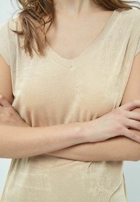 Desires BOB SHORTSLEEVE SHIMMER - Lihtne T-särk - gardenia