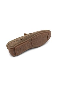 Pantofii din suede maro au o talpă din cauciuc cu un model de tracțiune în zigzag. Design plat, cu cusături vizibile de-a lungul marginii superioare.