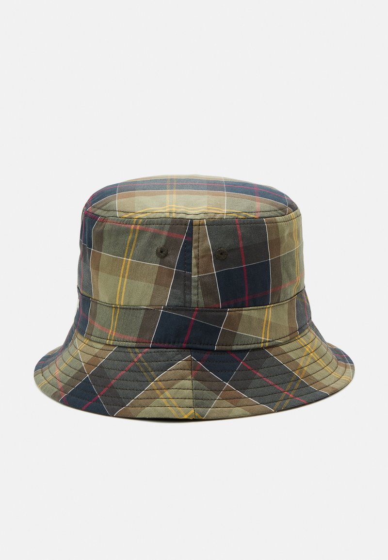Sombrero de cubo hecho de tela de cuadros en tonos verdes, marinos y amarillos; presenta una corona redondeada y un ala cosida con dos agujeros de ventilación.