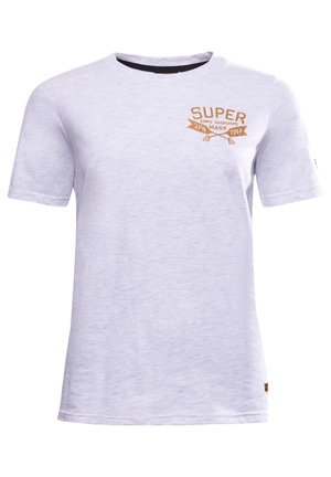 Biały T-shirt z krótkim rękawem i okrągłym dekoltem, z pomarańczowym tekstem "SUPER DRY GOODS JPN MARK 1954" oraz grafiką skrzyżowanych wioseł na górnej lewej części klatki piersiowej.