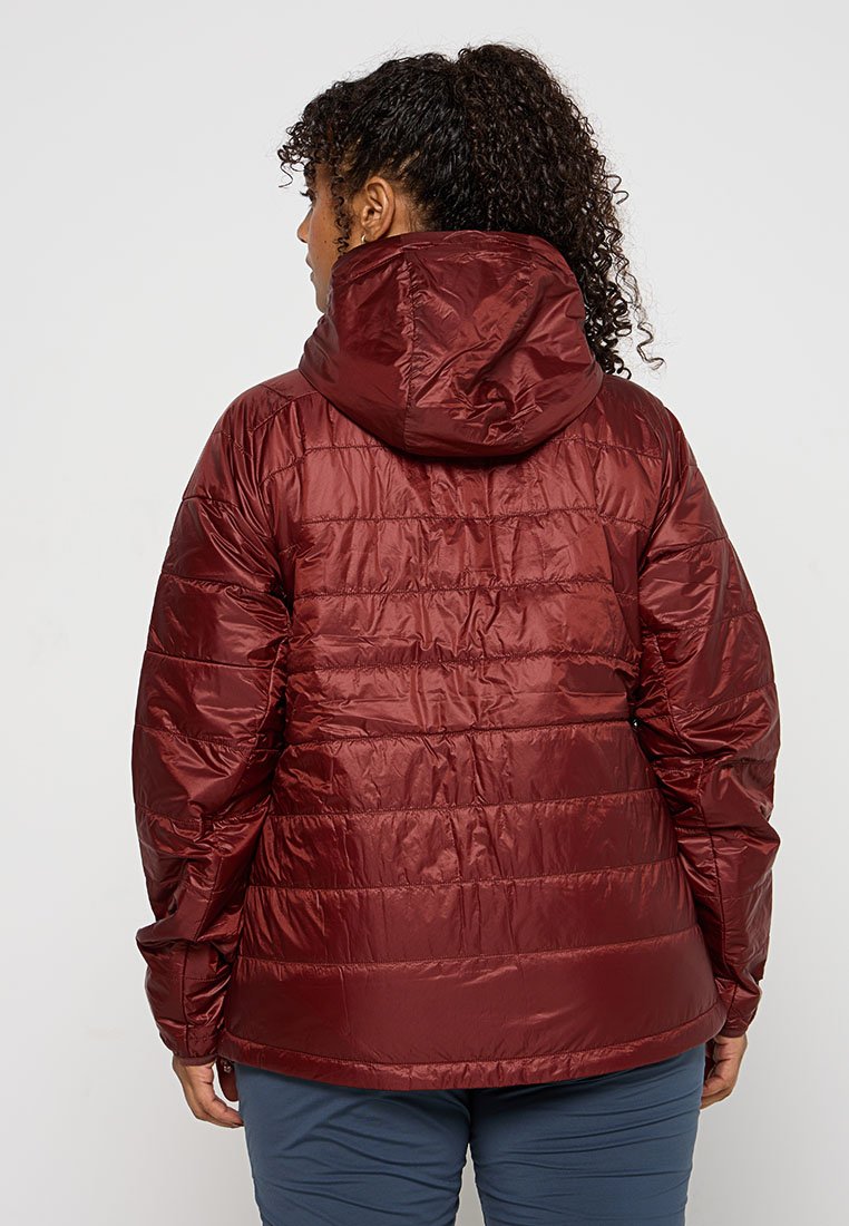 Chaqueta aislante Burdeos con capucha, que presenta un diseño acolchado, puños elásticos y una textura suave y brillante en el material exterior.