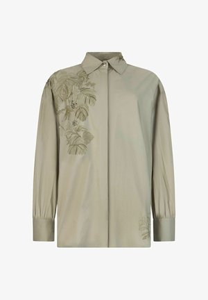 Chemise vert olive clair à manches longues avec un col pointu, ornée de broderies florales et de délicates perles sur l'épaule et le bas côté.