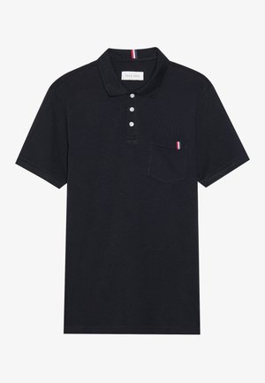 Svart polo skjorta gjord av texturerad tyg, med en tre-knapplista, korta ärmar och en liten ficka med röd, vit och blå accent.